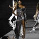 Simone Ashley d�file pour L'Or�al sur la place de l'Op�ra.