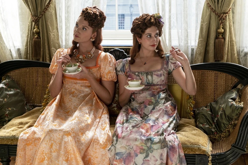 Philippa Featherington (Harriet Cains) et Prudence Featherington (Bessie Carter)