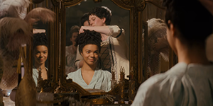 Charlotte, entour&eacute;e de ses femmes de chambre, se sourit dans le miroir