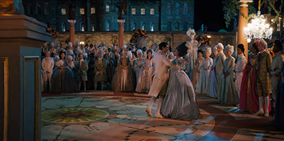 Charlotte et George dansent devant leurs invités à leur bal.